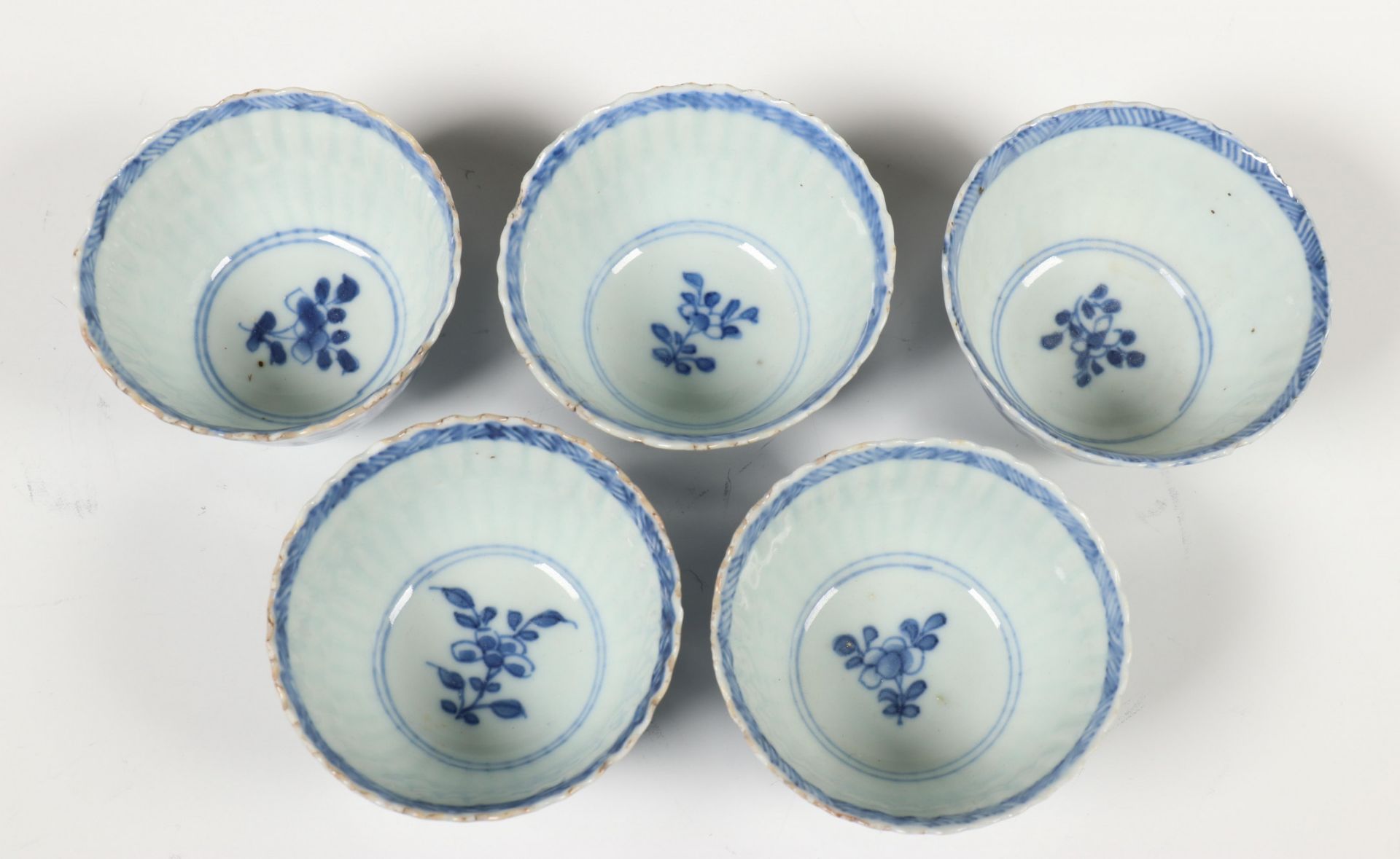 China, een set van vijf blauw-wit porseleinen theekommen en een set schoteltjes, Kangxi, - Bild 3 aus 5