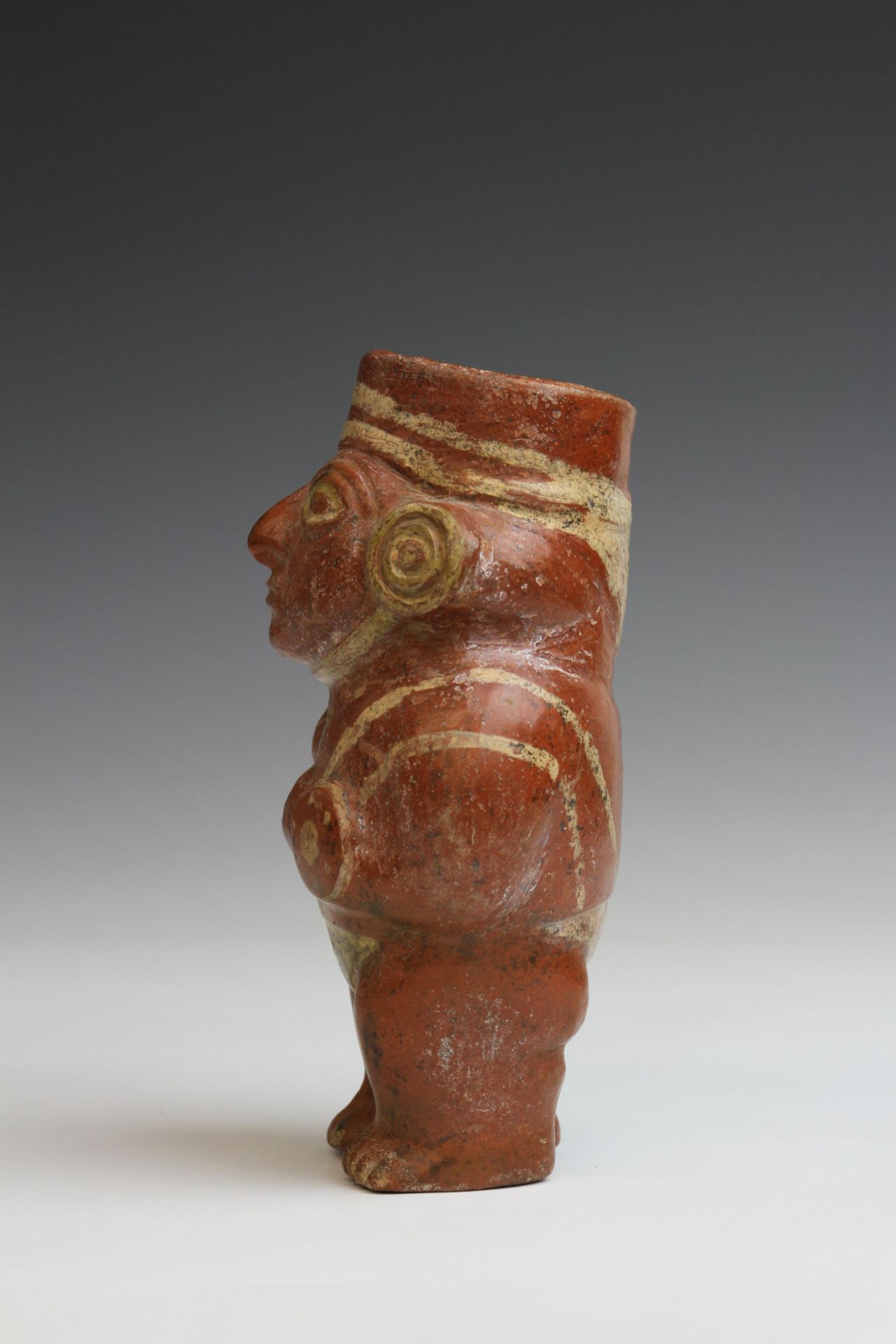 Peru, Moche, a painted terracotta figure cup, 100-750 - Bild 4 aus 6