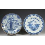 China, twee blauw-witte schotels, 17e-18e eeuw,