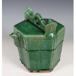 China, een groen geglazuurde aardewerken wijnkan, late Qing dynastie,