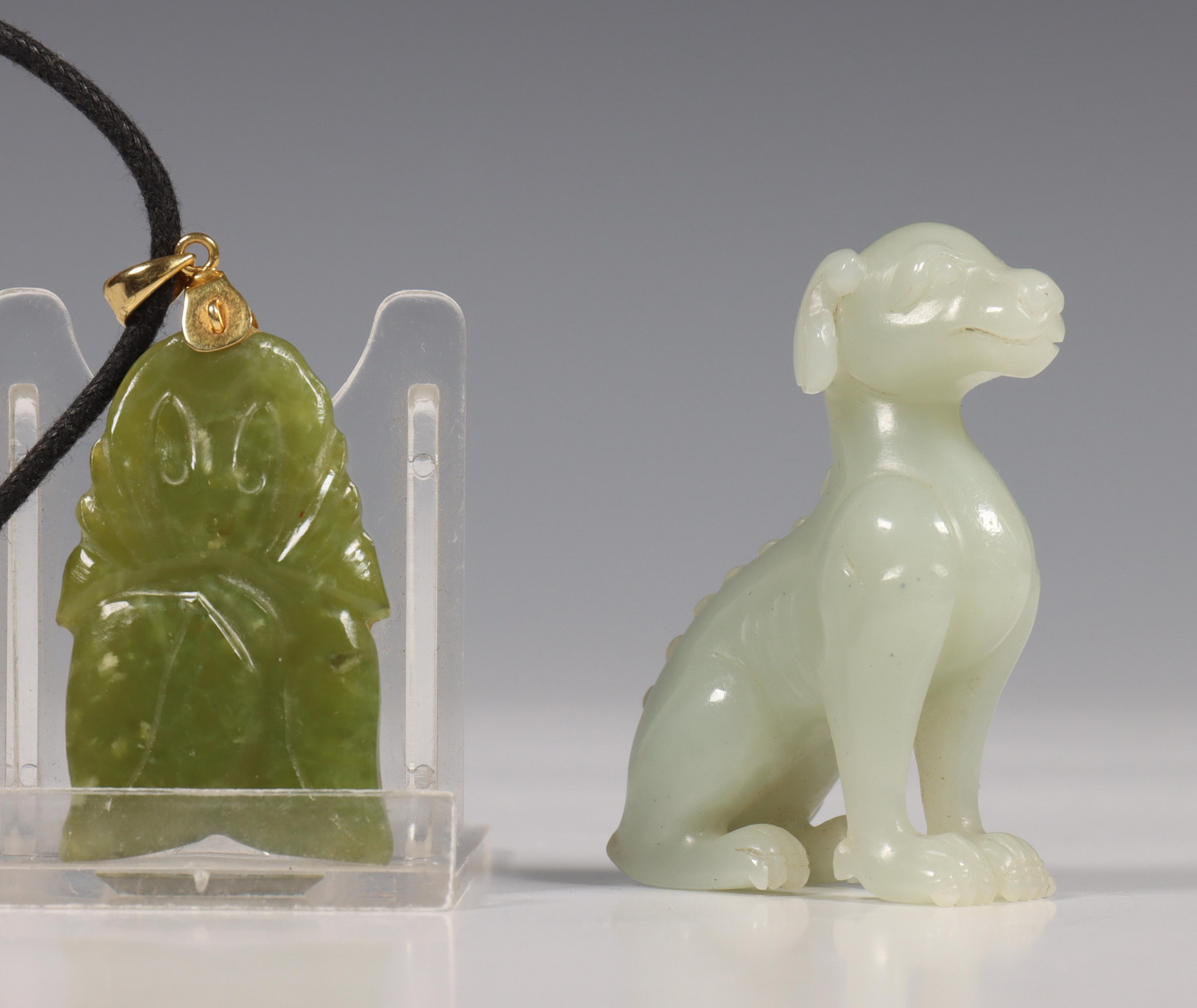 China, een jade figuur van een hond en een jade perzikhanger, modern, - Image 2 of 2