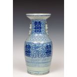 China, blauw-wit porseleinen vaas, 19e/20e eeuw,