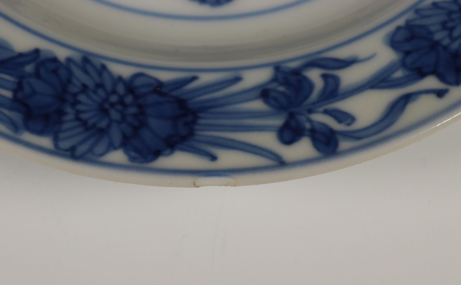 China, een set van twaalf blauw-wit porseleinen schoteltjes, Kangxi, - Bild 4 aus 16