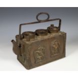 Tibet, een rechthoekige bronzen ketel, ca. 1900,