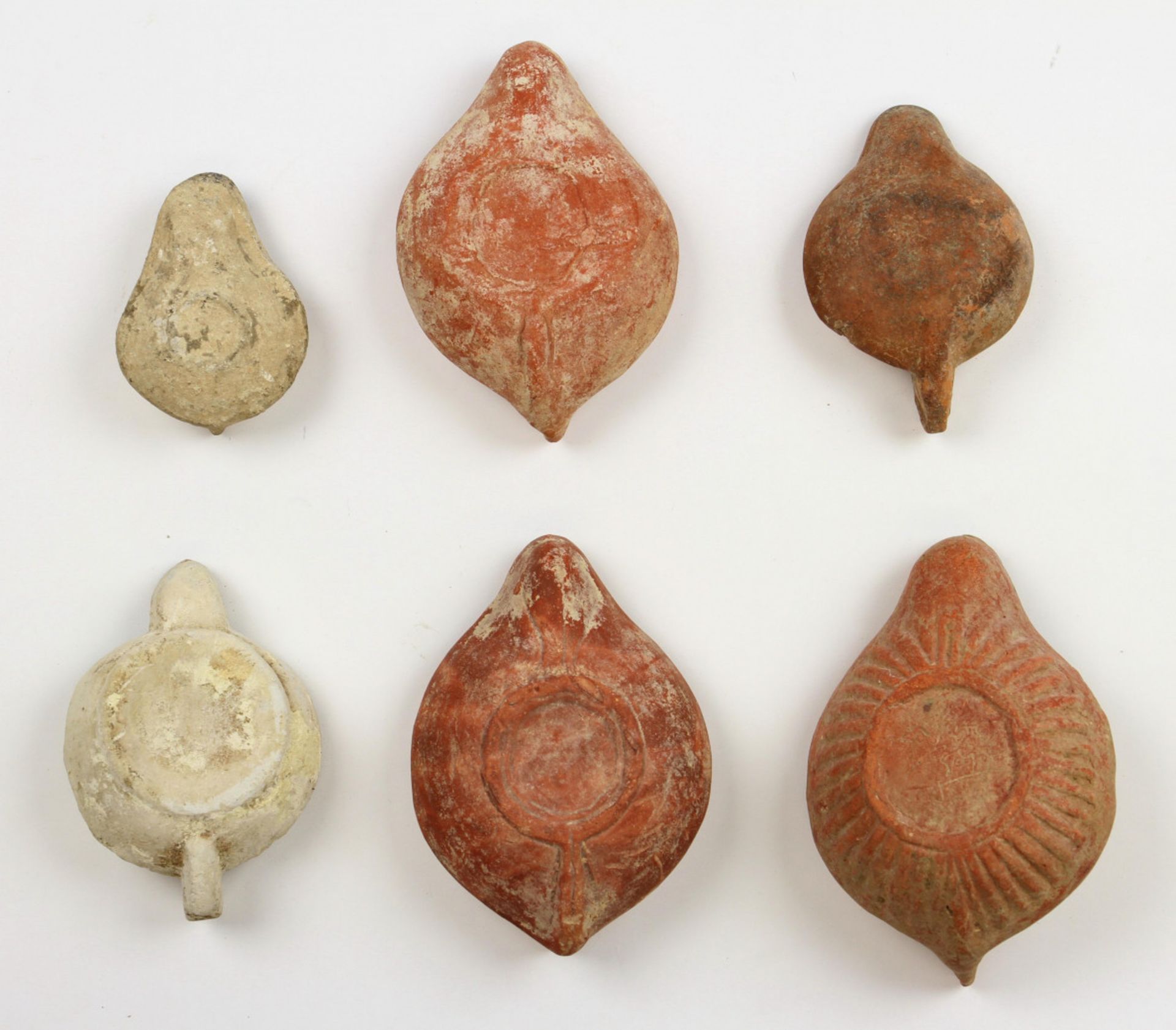 Collection of Roman oil lamps; four terracotta with decorations in - Bild 2 aus 2