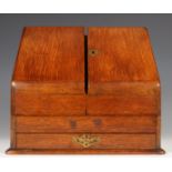 Engeland, eikenhouten bureau organiser, ca. 1910;