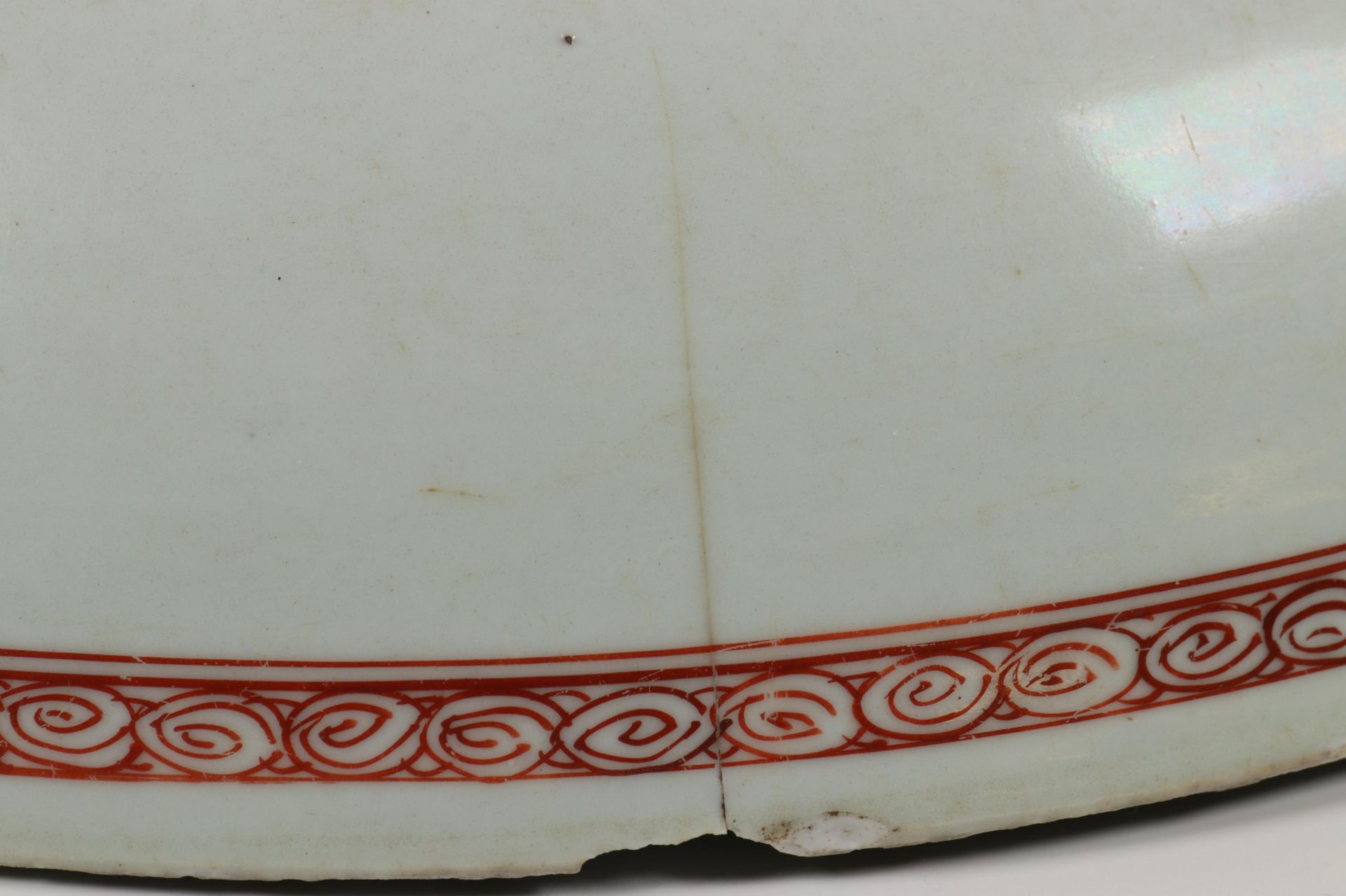 China, een wucai porseleinen schotel, ca. 1700, - Image 3 of 11