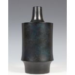 Japan, Hara Masaki (1935-2011), donkergroen gepatineerde cilindervaas met ingesnoerde taille,