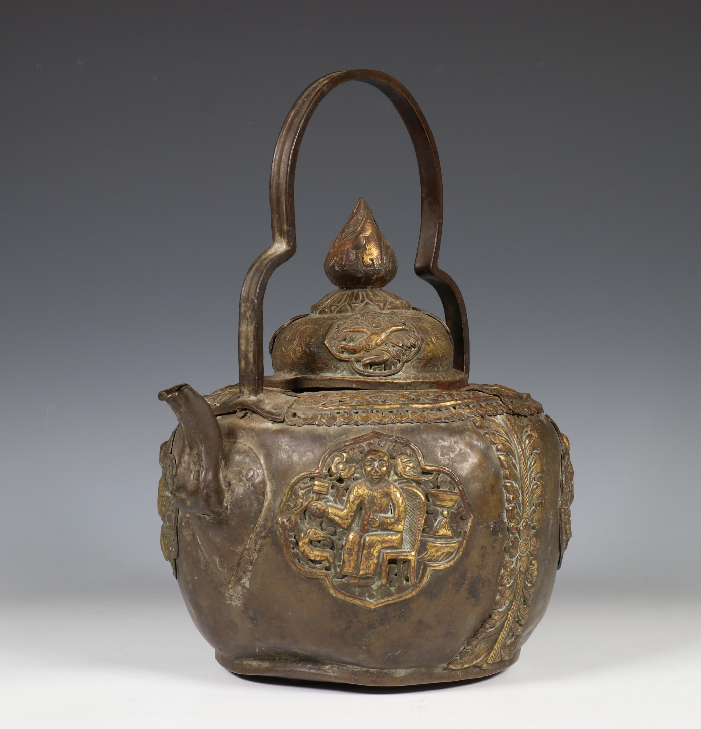 Tibet, een bronzen ketel, ca. 1900, - Image 3 of 7