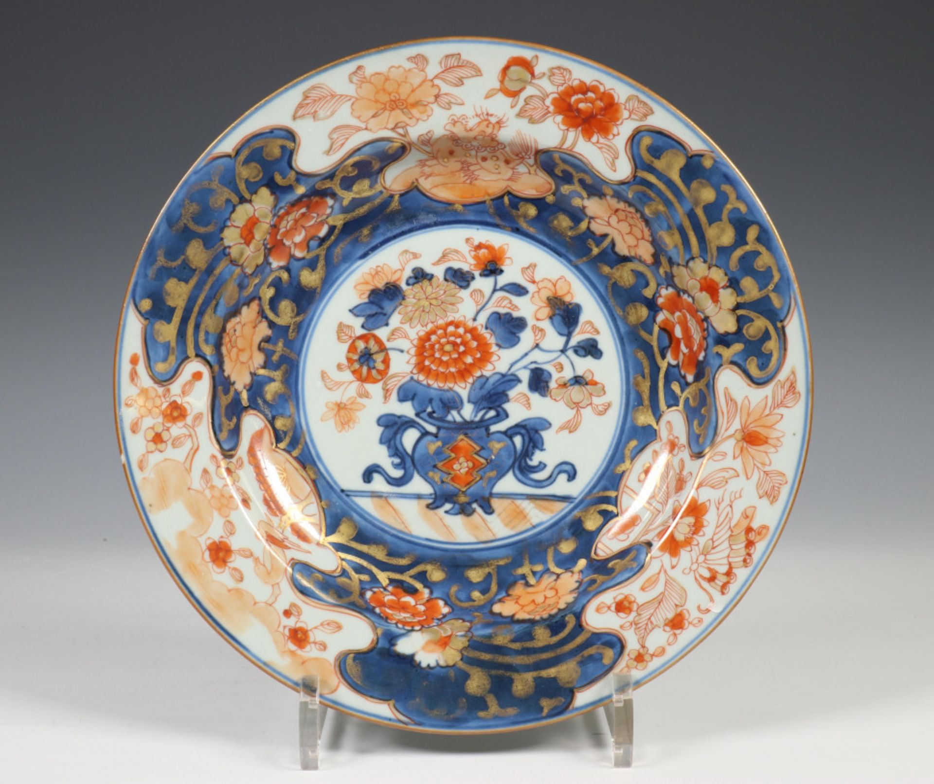 China, een set van zes Imari porseleinen borden, 18e eeuw, - Image 5 of 20