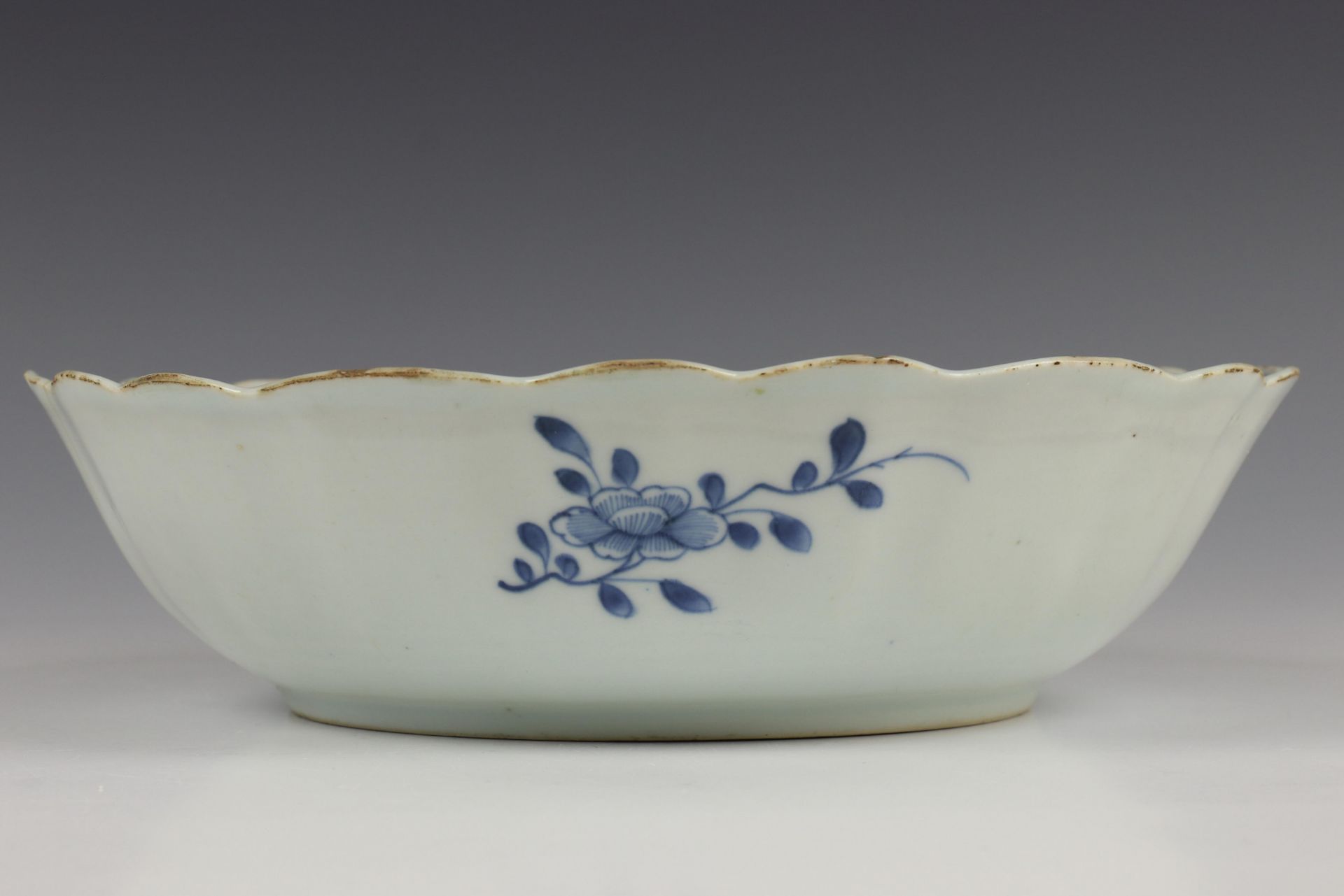 China, blauw-wit porseleinen kom en kantige dienschaal met lekschaal, Qianlong, - Image 6 of 23