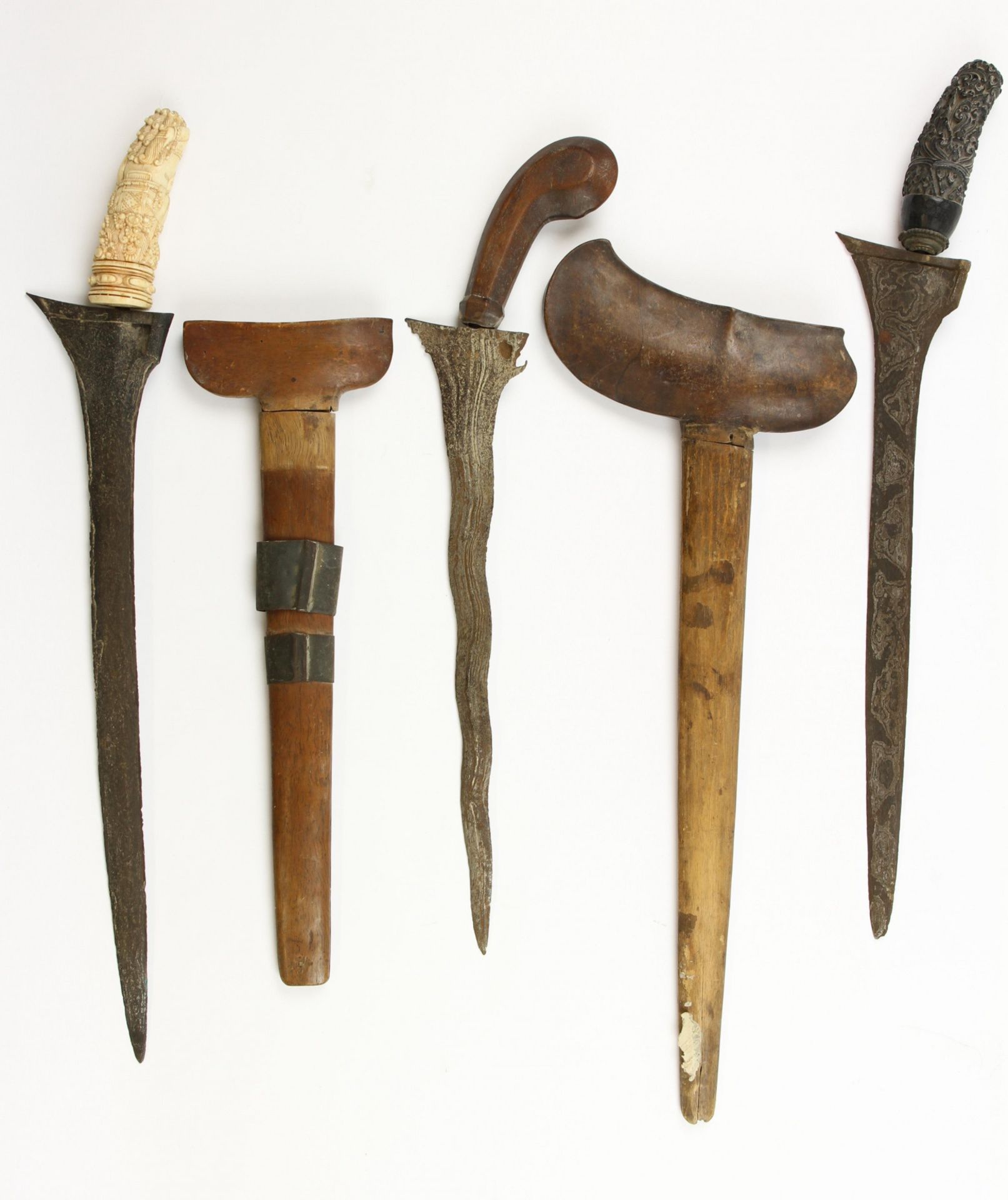 Three Javanse keris, a Madura keris and a straight Balinese keris. - Image 2 of 9