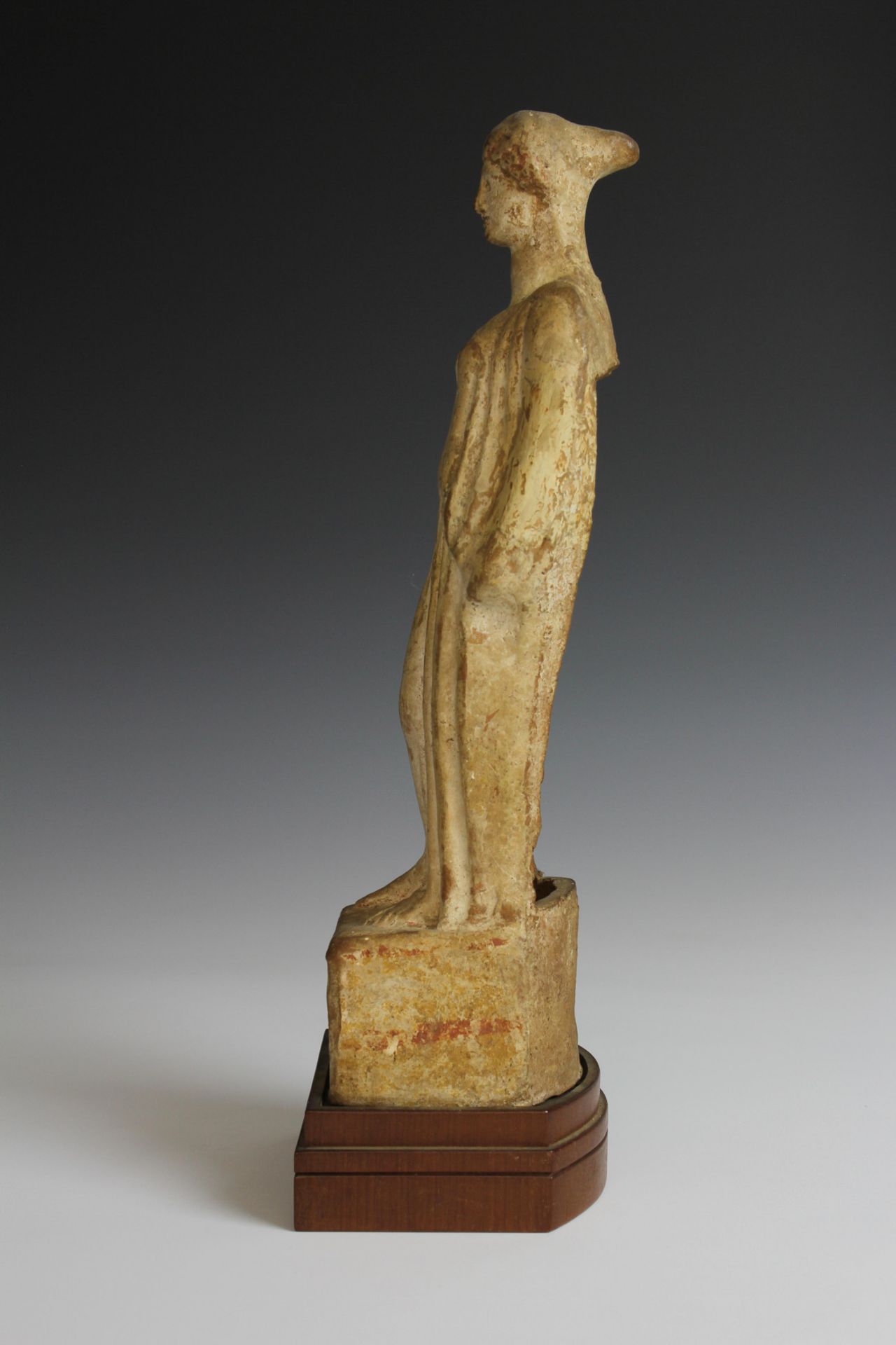 Greek terracotta standing female figure, Boetia, 5th century BC., - Bild 5 aus 7