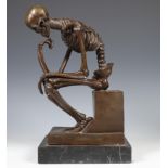 Bronzen sculptuur van een skelet, variant op de Denker naar Rodin, 20e eeuw;