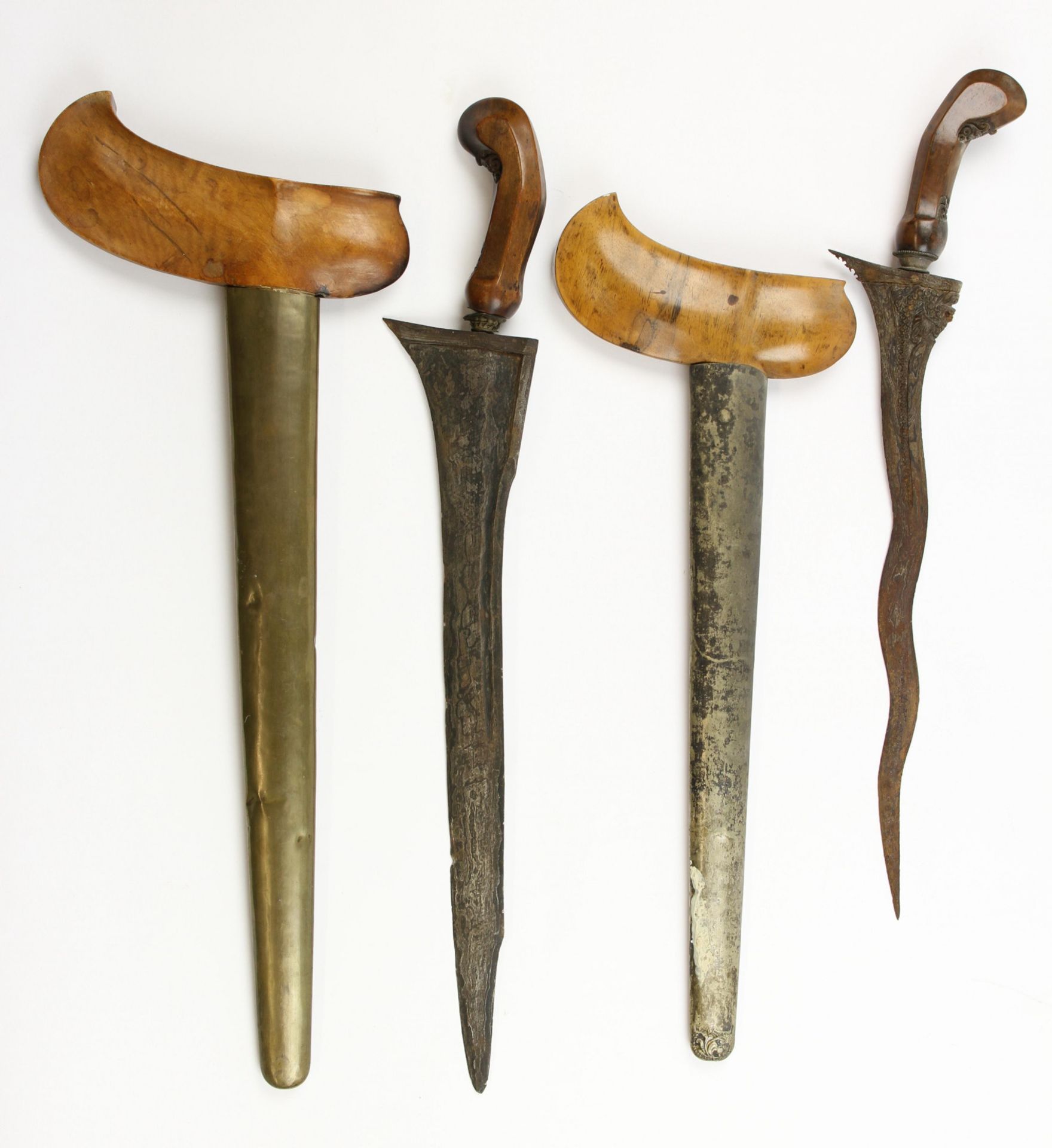 Three Javanse keris, a Madura keris and a straight Balinese keris. - Image 5 of 9