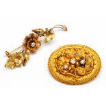 Twee gouden broches,