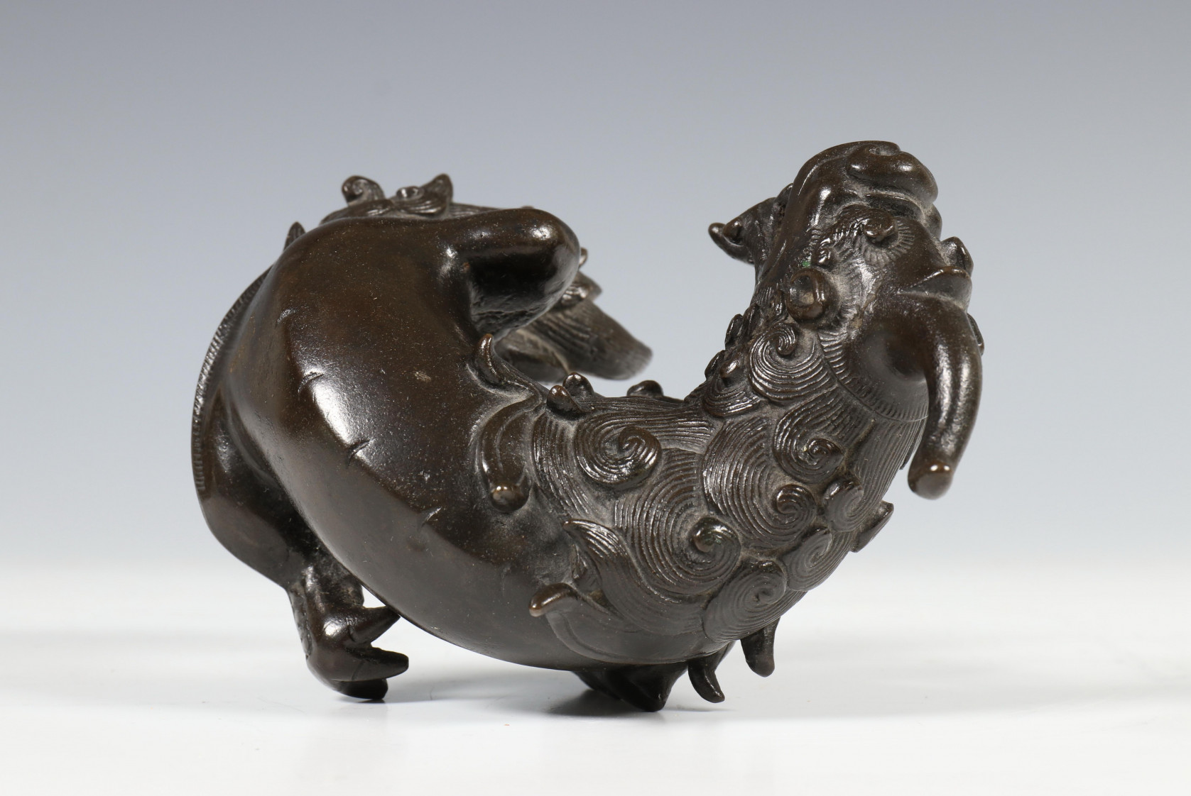 China, een bronzen beeld van een mythologisch dier, bixie, 18e/19e eeuw, - Image 2 of 6