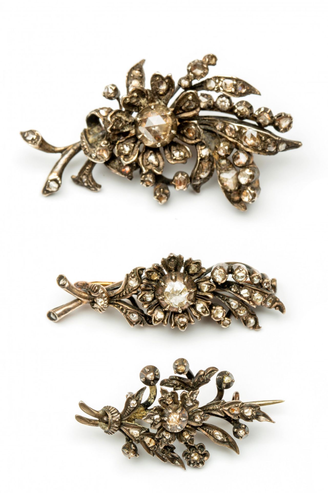 Drie zilveren en gouden takbroches, 19e eeuw/begin 20e eeuw,