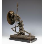 Bronzen sculptuur van een skelet als krijger met speer en schild, 20e eeuw;