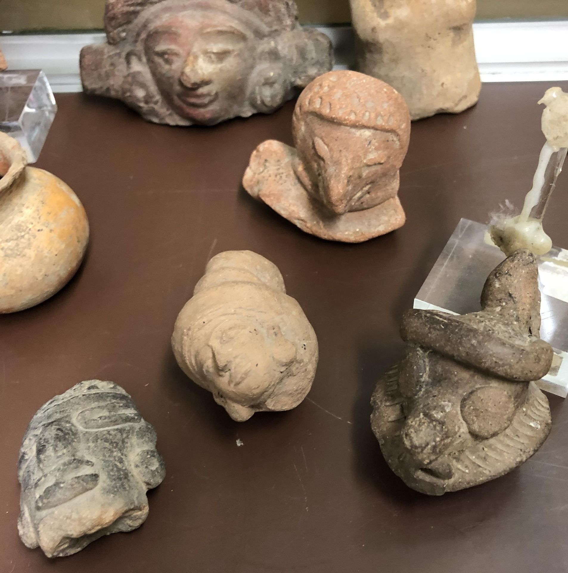 A collection of various South American Pre Columbian eartheware artefacts, - Bild 5 aus 5