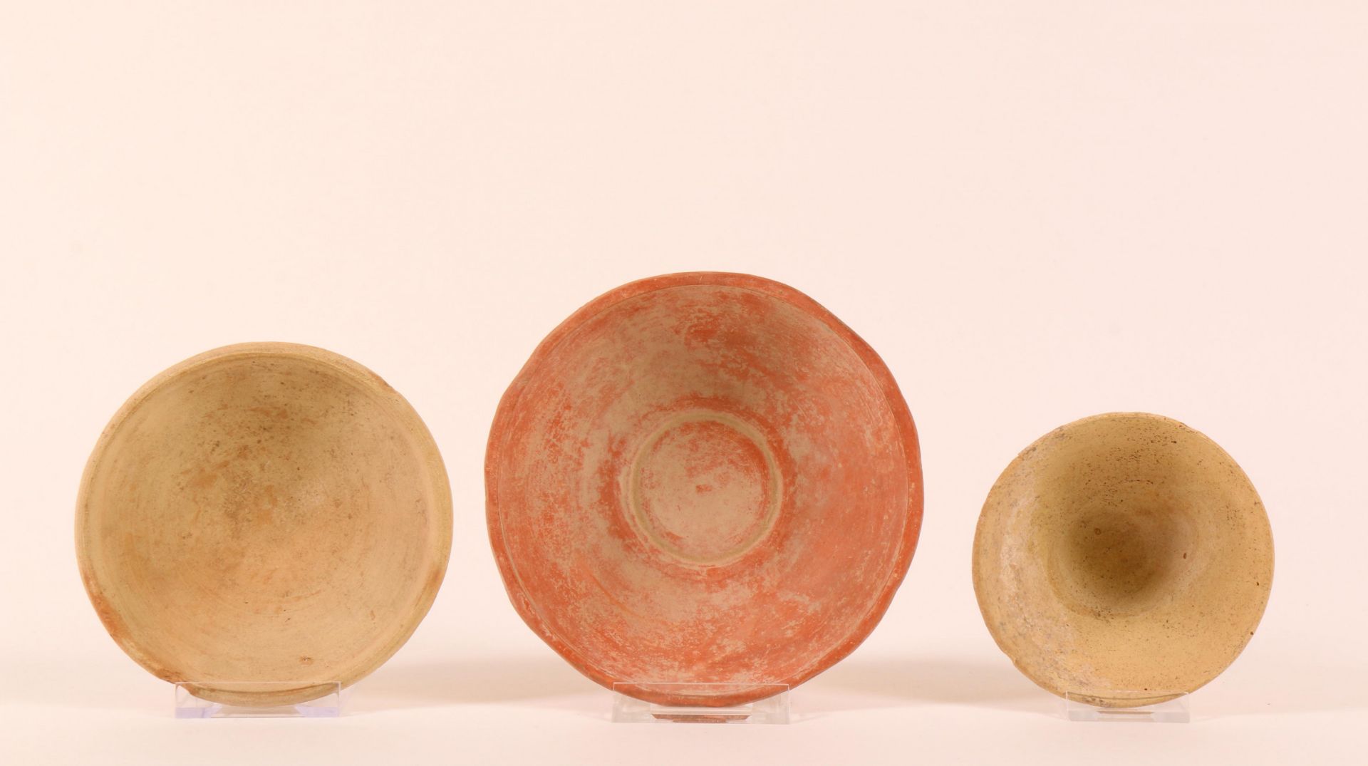 Collection of various archaeological objects; a terra sigillata dish, one jar and a small female hea - Bild 5 aus 6