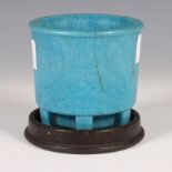 Leerdam, A.D. Copier (1901-1991), blauw graniver cactuspot op onderschotel, 1928.