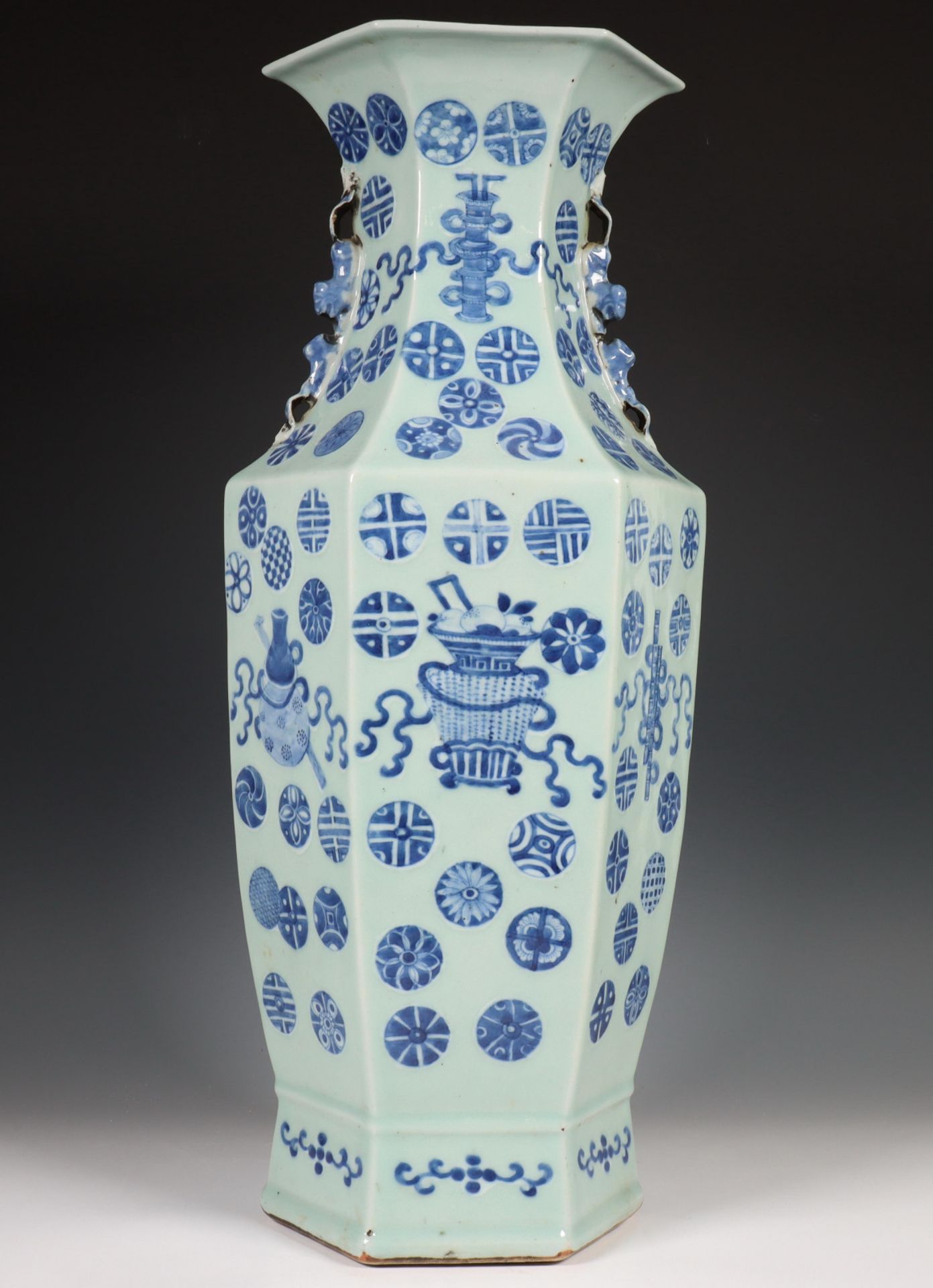 China, zeskantige blauw-wit porseleinen vaas, laat Qing dynastie, eind 19e eeuw,