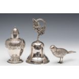 Tafelbel, 19e eeuw, strooier in vogelvorm en theebus naar antiek voorbeeld ,