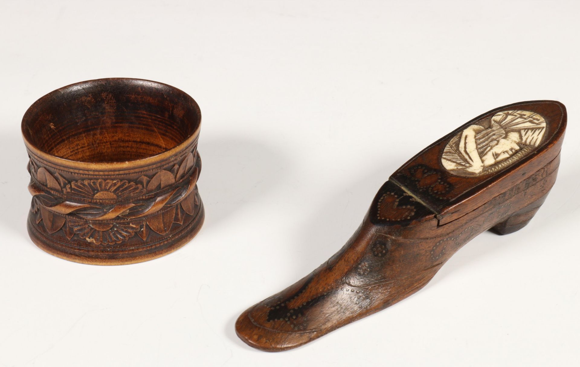 Houten schoenvormig snuifdoosje en houten servetring, ca. 1900. - Image 2 of 2