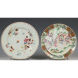 China, twee famille rose porseleinen borden, 18e-19e eeuw,