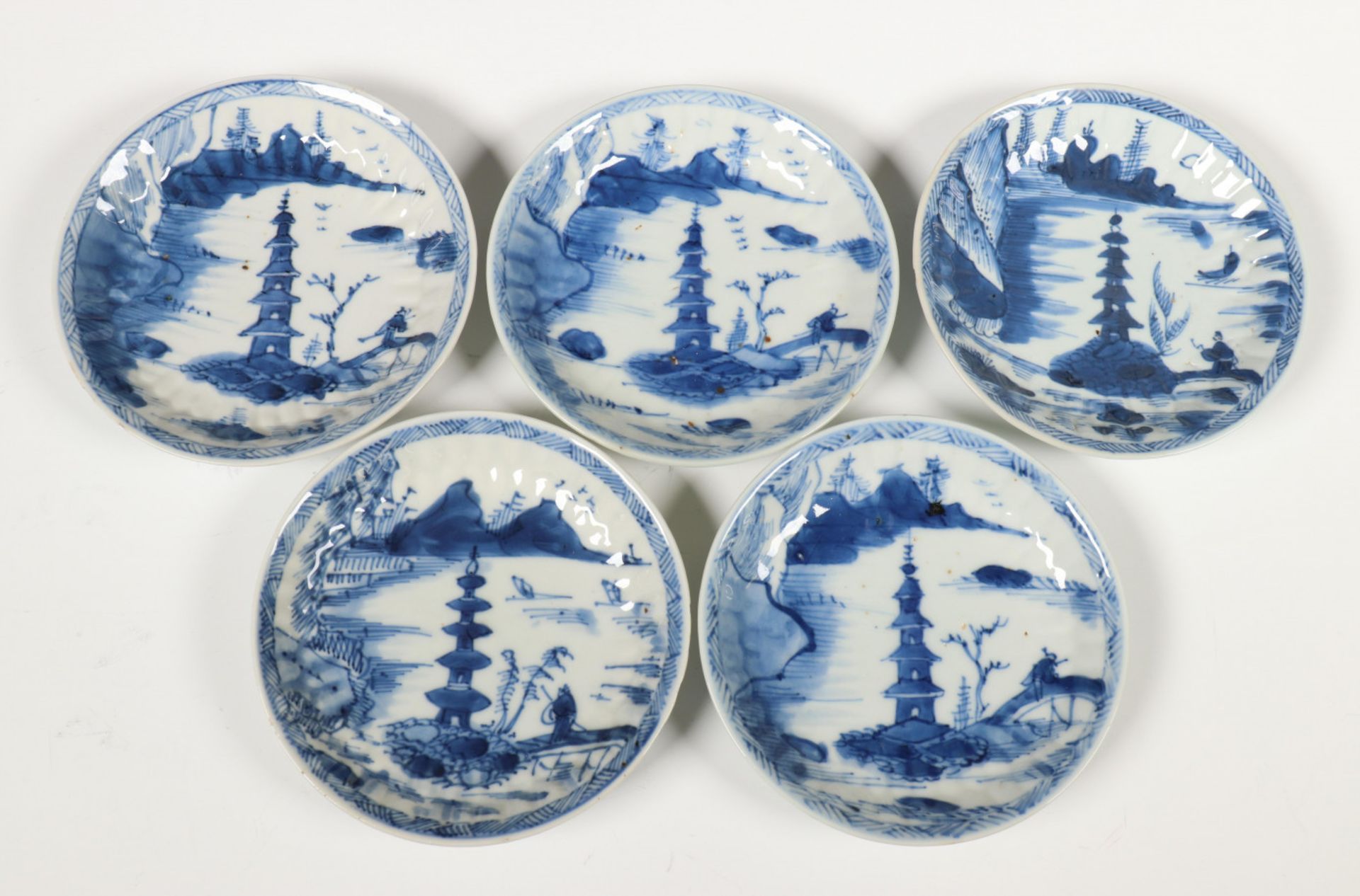 China, een set van vijf blauw-wit porseleinen theekommen en een set schoteltjes, Kangxi, - Bild 5 aus 5