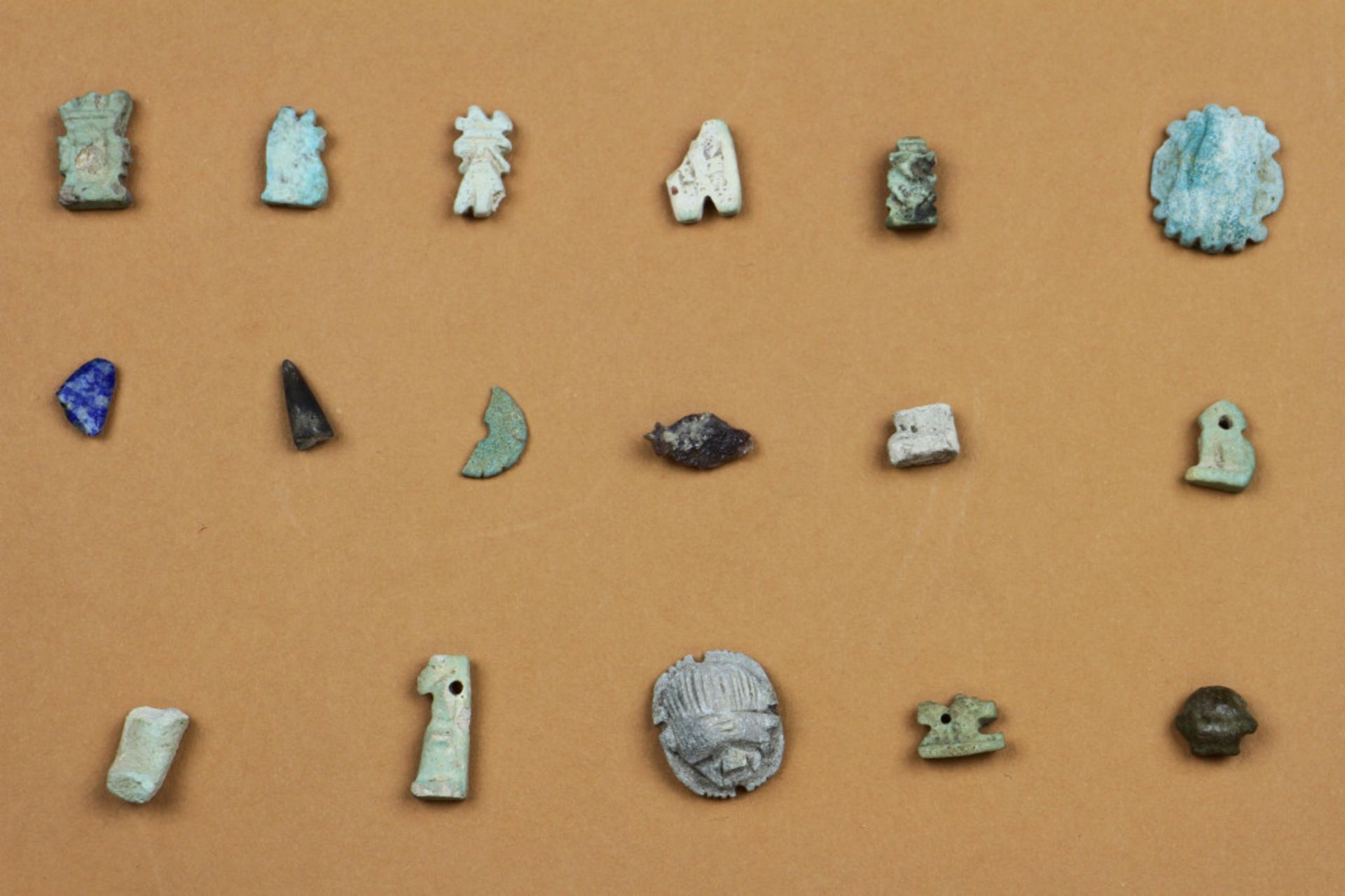 Egypte, a collection of various amulet, mostly Late Period; - Bild 6 aus 6