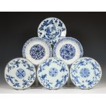 China, een collectie blauw-wit porseleinen borden, 18e eeuw,
