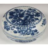 China, een blauw-wit porseleinen ronde dekseldoos, Kangxi,