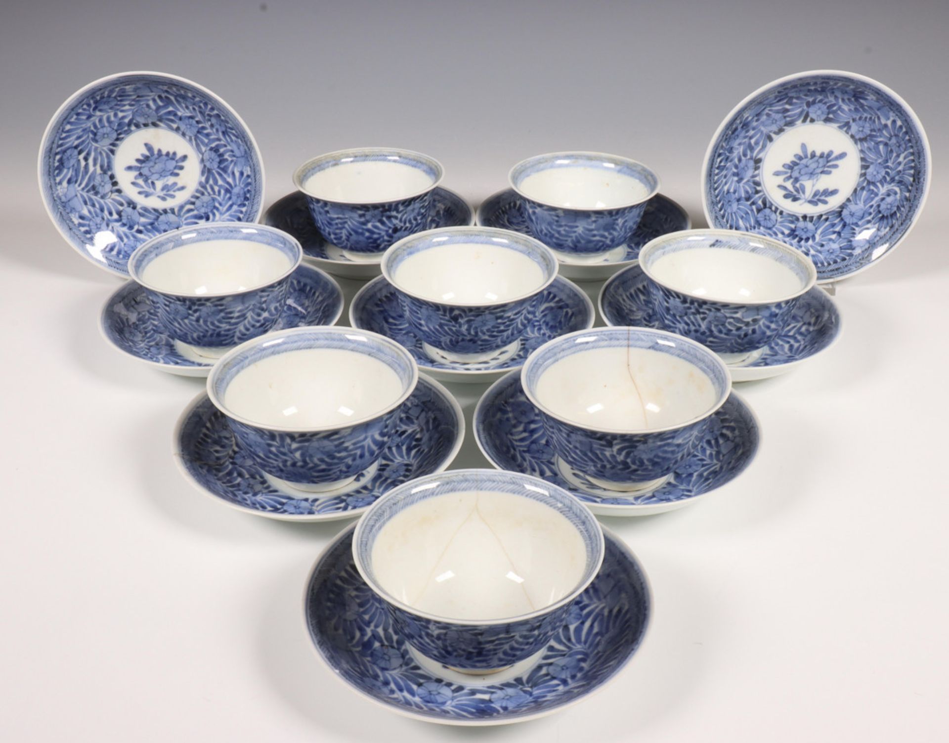 Japan, een set van acht blauw-wit porseleinen koppen en tien schotels, Meiji,