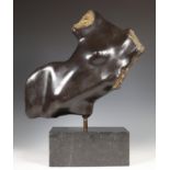 Michèle Deiters, zwart gepatineerd bronzen sculptuur 'Vrouwen torso';