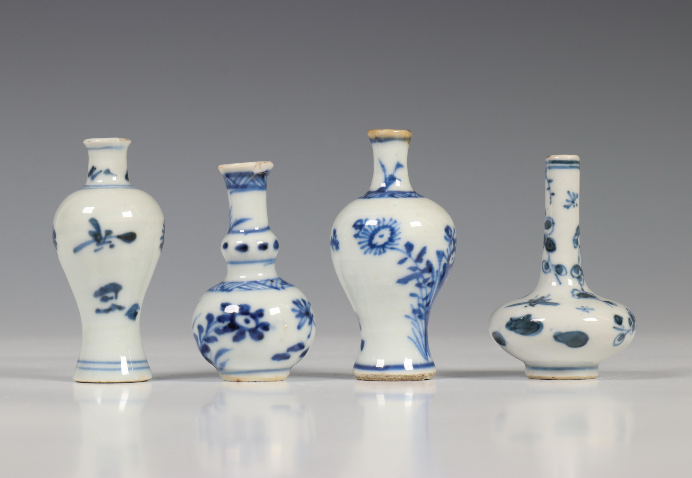 China, vier blauw-wit porseleinen miniatuurvazen en diverse kop en schotels, 18e eeuw - Image 2 of 4