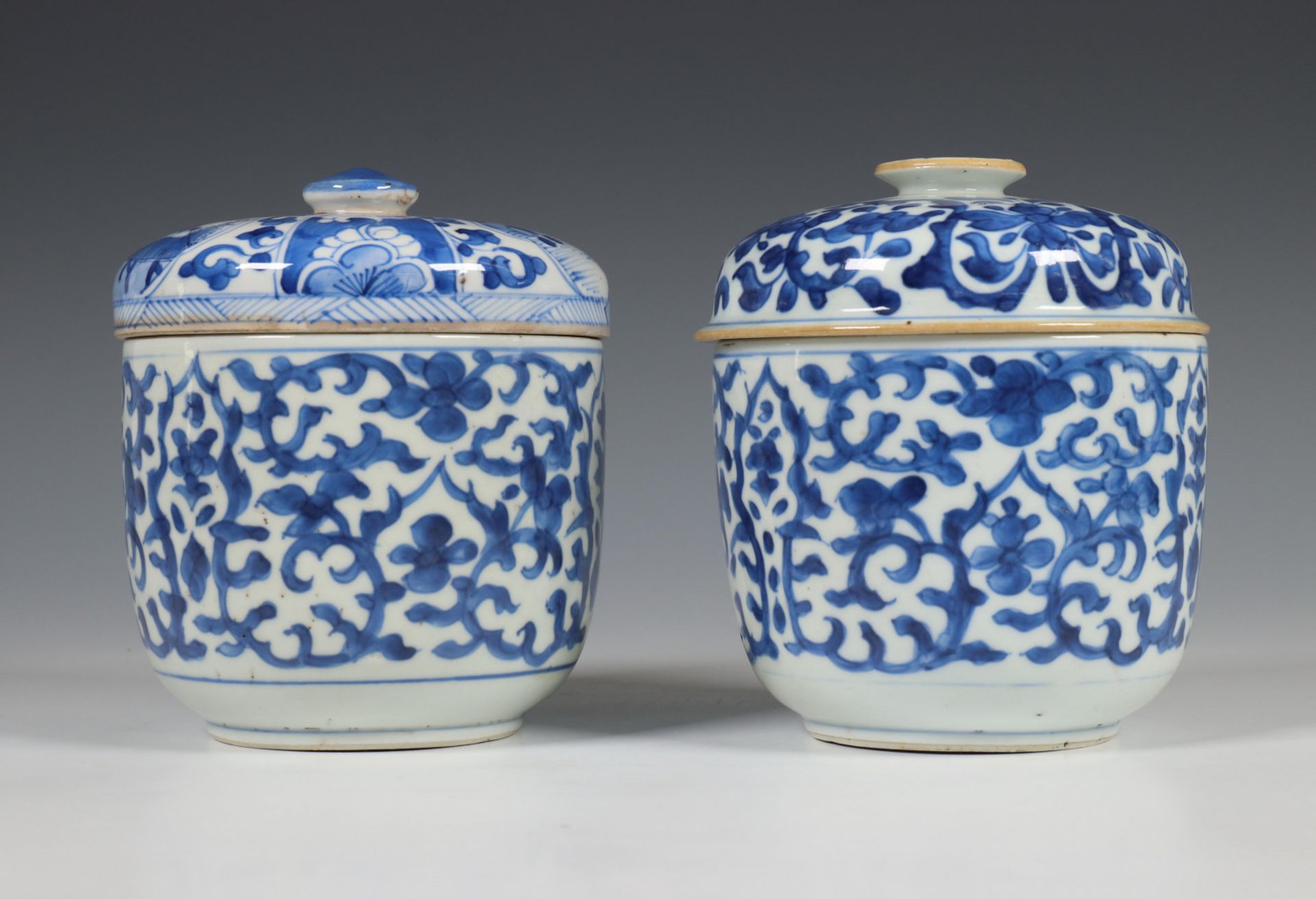 China, een paar blauw-wit porseleinen dekselkommen, 18e eeuw, - Bild 2 aus 9