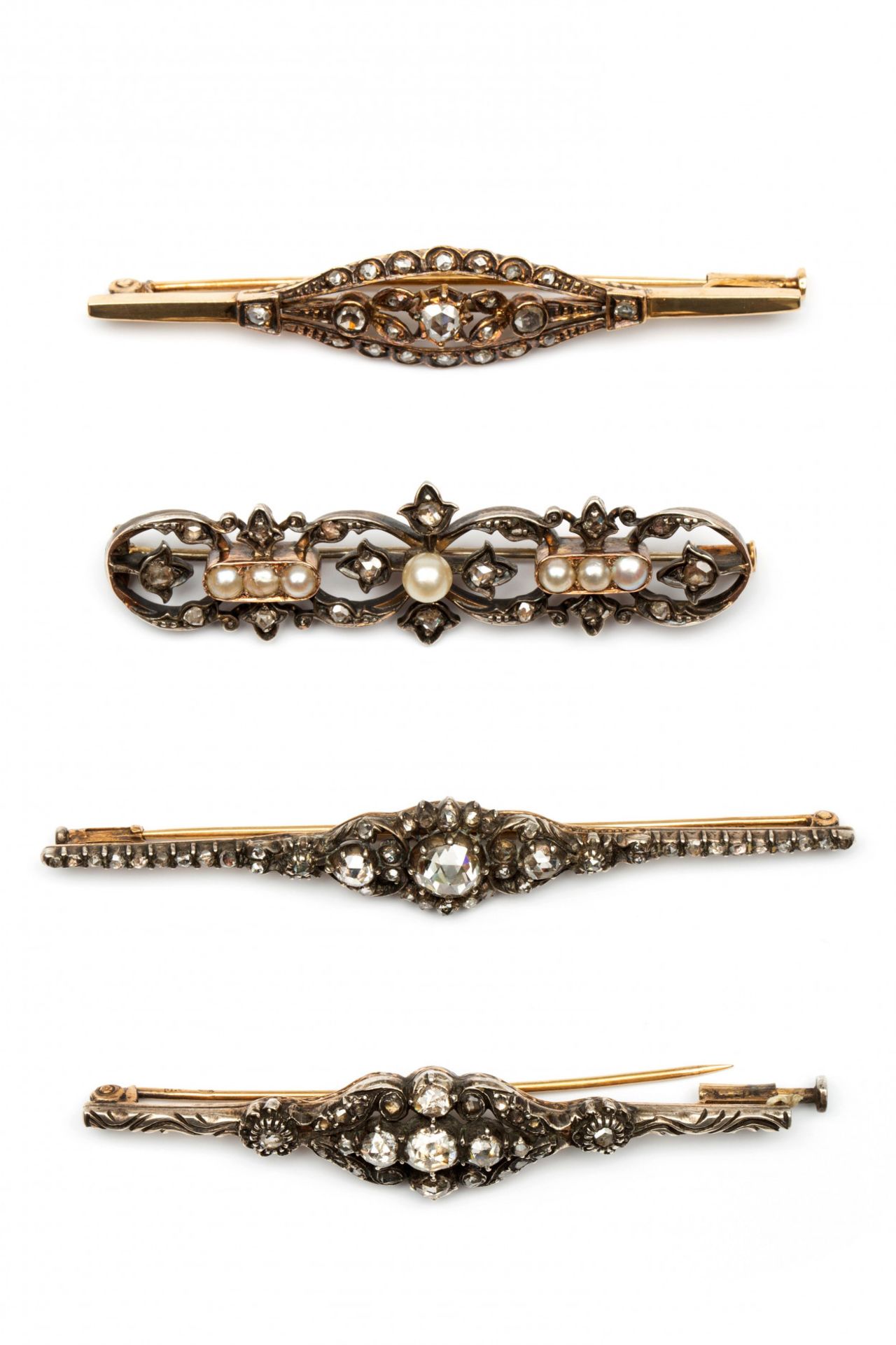 Vier zilveren en gouden staafbroches, 1e helft 20e eeuw,