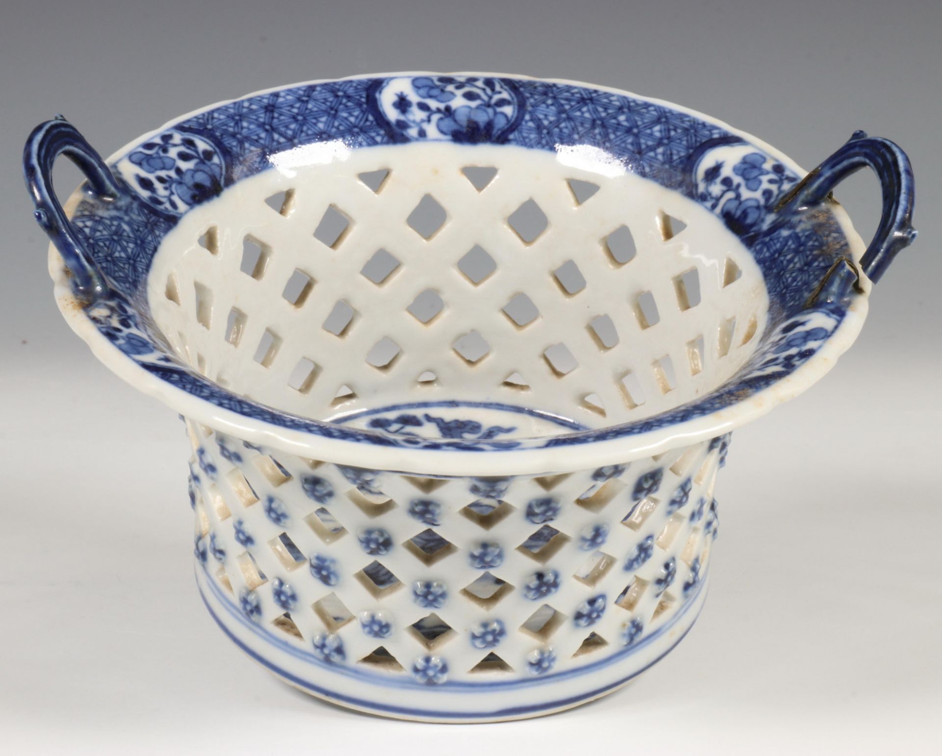 China, een blauw-wit porseleinen serviesgedeelte, laat Qing-dynastie, - Bild 36 aus 44