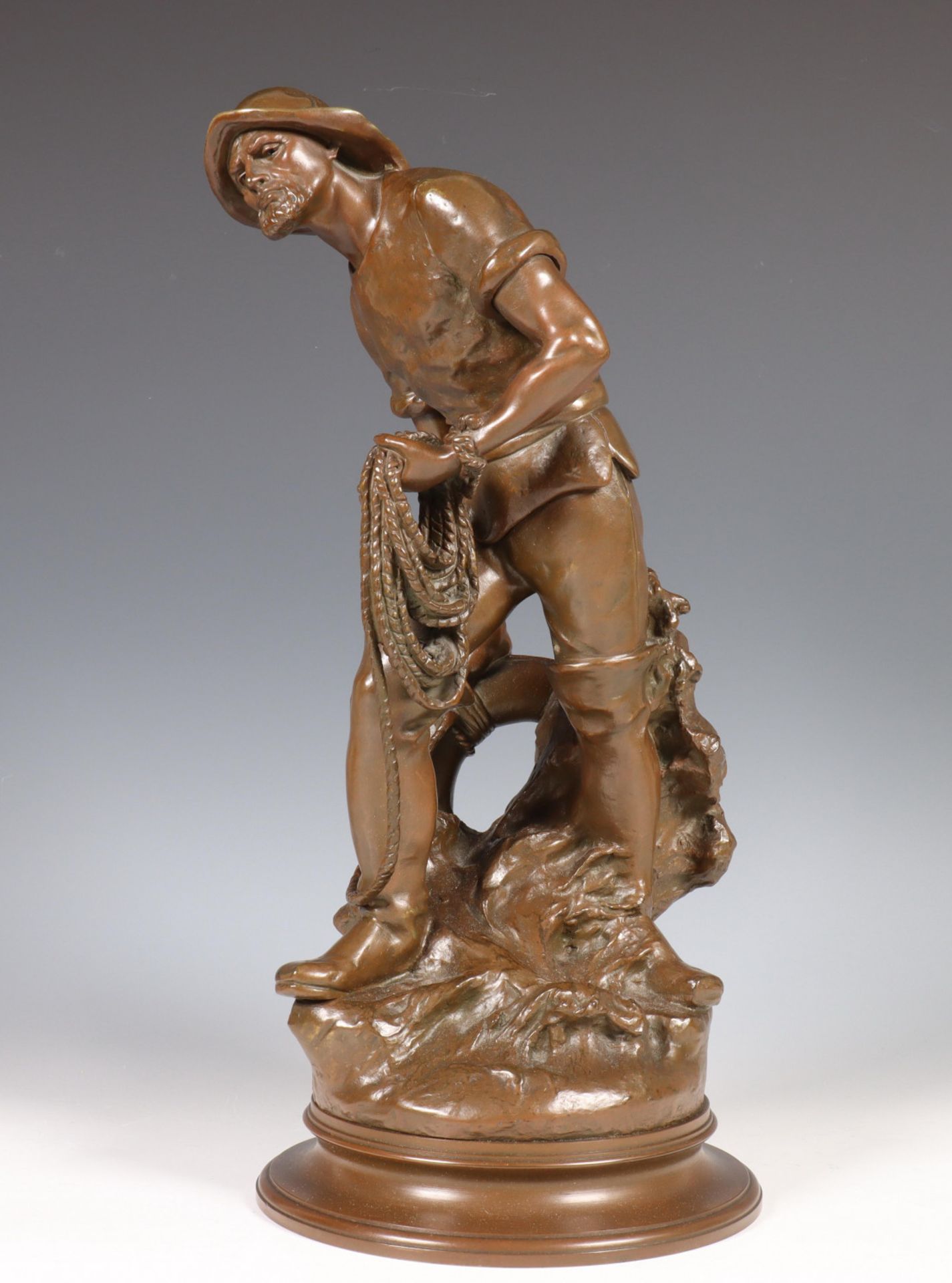 Frankrijk, bruin gepatineerd bronzen sculptuur van een visser, ges. Albert Froger, 19e eeuw; - Image 3 of 5