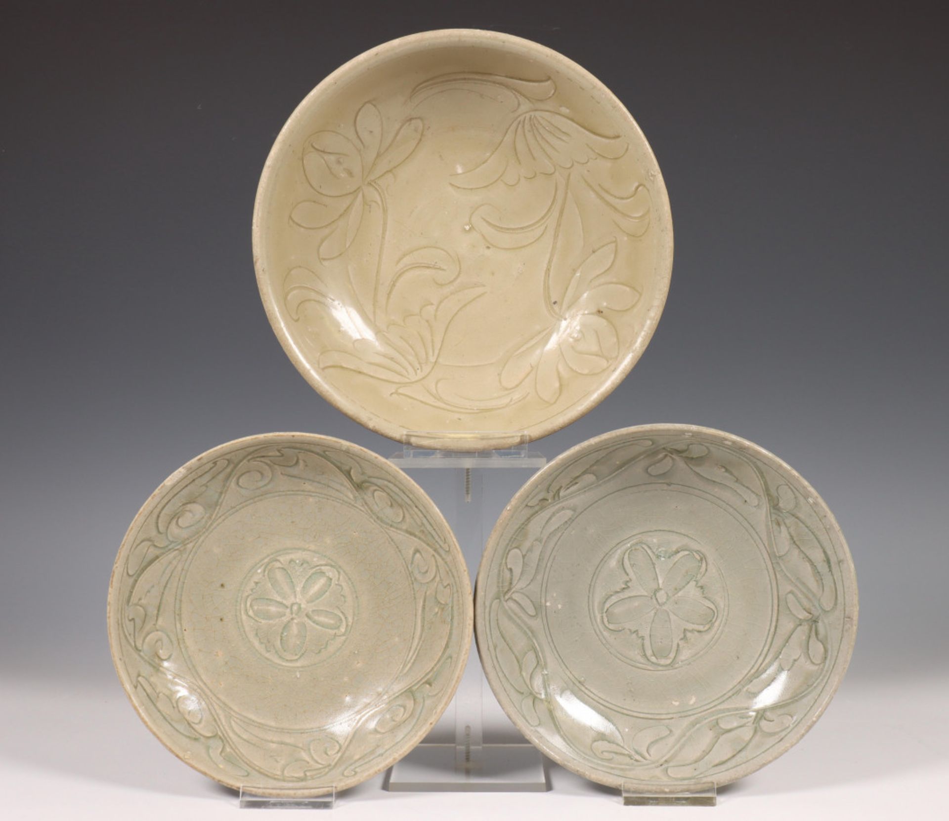 China, drie celadon porseleinen schoteltjes, Noordelijke Song dynastie, 10e-12e eeuw, - Image 3 of 4