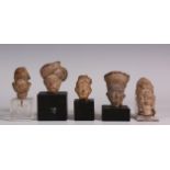 Collectie van vijf aardewerk bustes, waarbij Ming Dynastie;