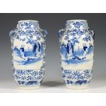 China, een paar blauw-wit porseleinen vazen, ca. 1900,