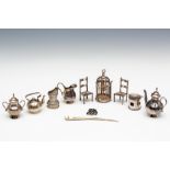 Collectie van acht poppenhuis miniaturen, fluitje en pijpenwroeter, 19e/vroeg 20 eeuw,