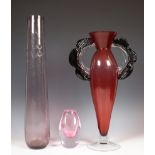 Cranberry kleurige glazen vaas met aangezette oren, 20e eeuw;