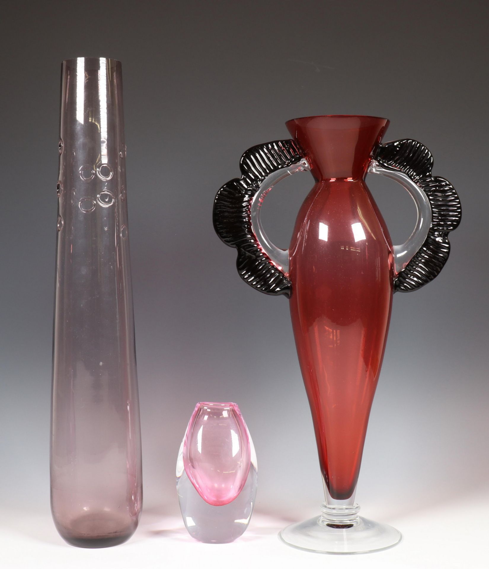 Cranberry kleurige glazen vaas met aangezette oren, 20e eeuw;