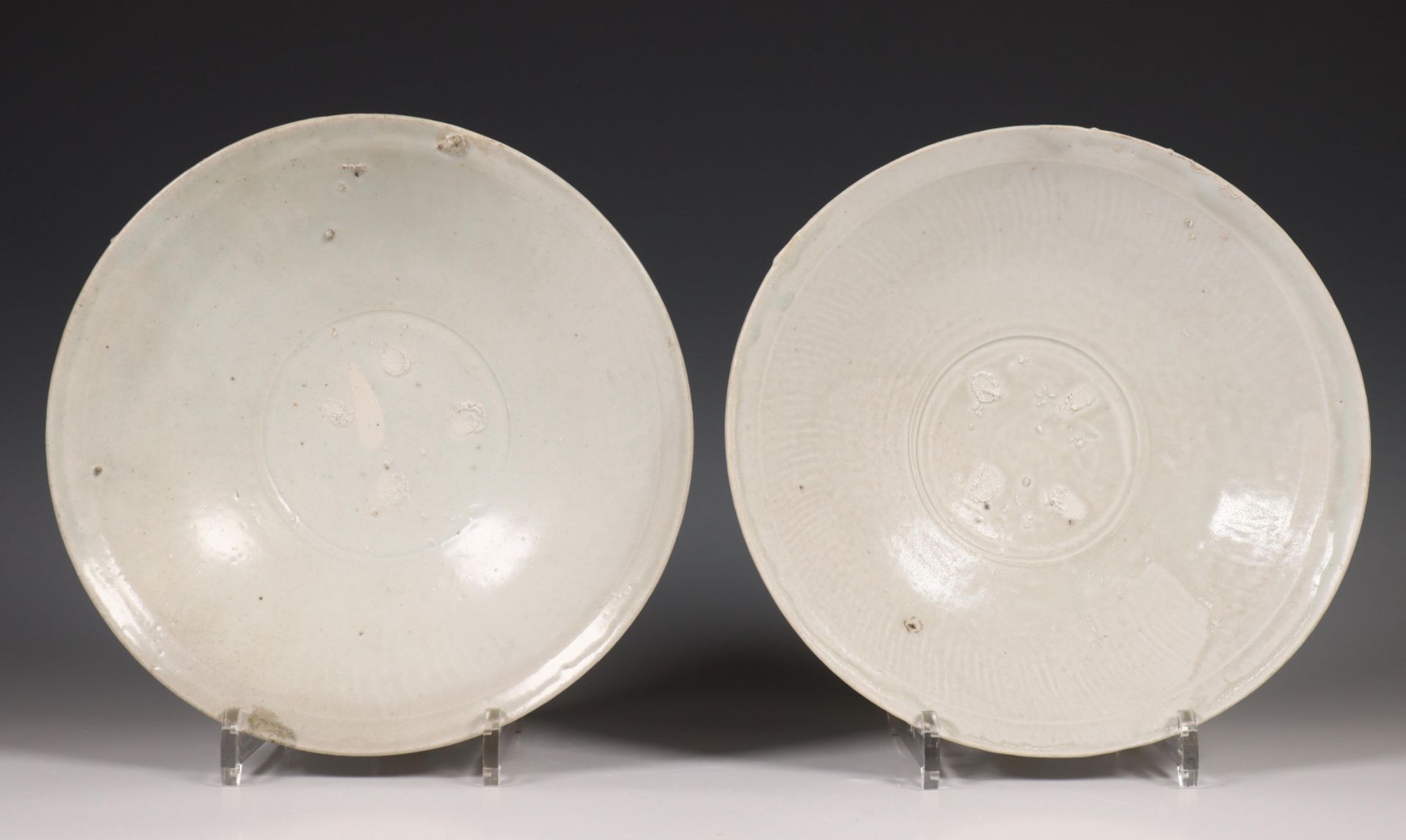 China, twee grijs-wit geglazuurde porseleinen schalen, Noordelijke Song dynastie, 10e-12e eeuw, - Bild 3 aus 4