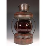 Koperen bakboord scheepslamp met rood bol glas, ca. 1900;