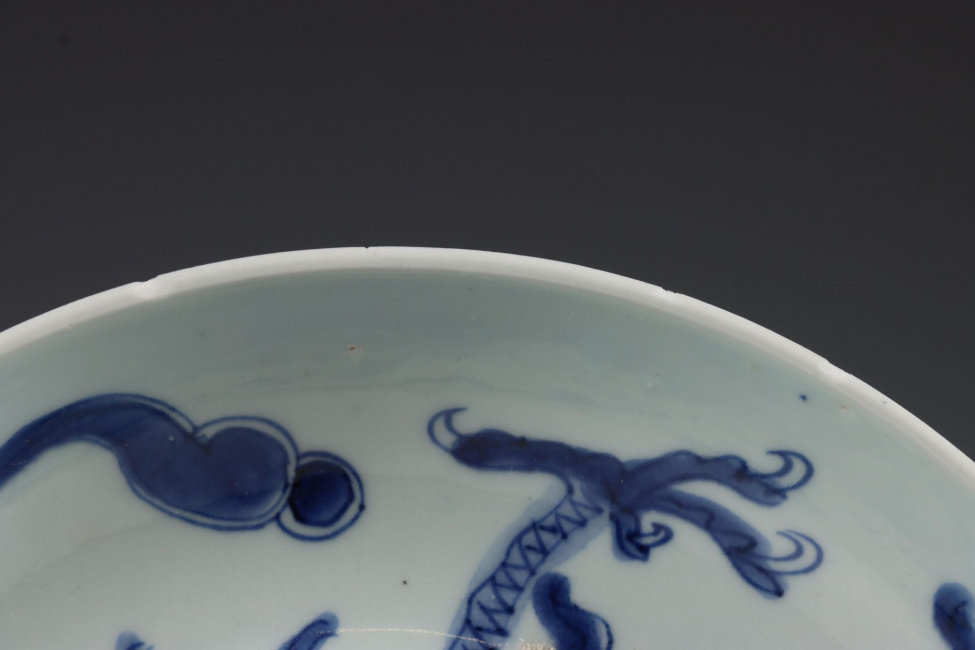 China, blauw-wit porseleinen bord, 19e eeuw, - Image 6 of 6